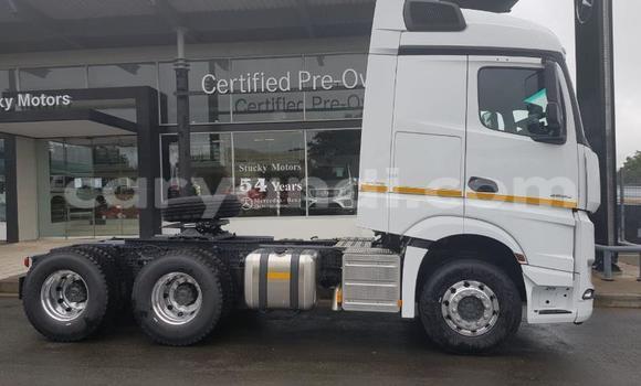 Acheter Occasion Utilitaire Mercedes–Benz Truck Blanc à Lusaka, Zambie Acheter Occasion Utilitaire Mercedes–Benz Truck Blanc à Lusaka, Zambie