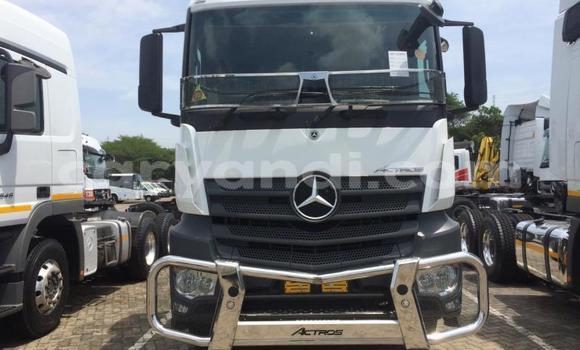 Acheter Occasion Utilitaire Mercedes–Benz Truck Blanc à Lusaka, Zambie Acheter Occasion Utilitaire Mercedes–Benz Truck Blanc à Lusaka, Zambie