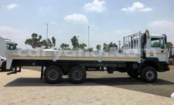 Acheter Occasion Utilitaire Man Silent Blanc à Lusaka, Zambie Acheter Occasion Utilitaire Man Silent Blanc à Lusaka, Zambie