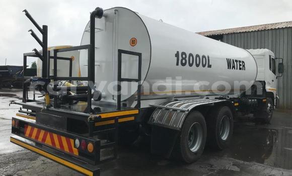 Acheter Occasion Utilitaire Nissan UD Blanc à Livingstone, Zambie Acheter Occasion Utilitaire Nissan UD Blanc à Livingstone, Zambie