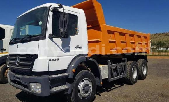 Acheter Occasion Utilitaire Mercedes–Benz Tipper Blanc à Livingstone, Zambie Acheter Occasion Utilitaire Mercedes–Benz Tipper Blanc à Livingstone, Zambie