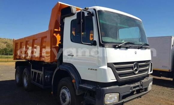 Acheter Occasion Utilitaire Mercedes–Benz Tipper Blanc à Livingstone, Zambie Acheter Occasion Utilitaire Mercedes–Benz Tipper Blanc à Livingstone, Zambie