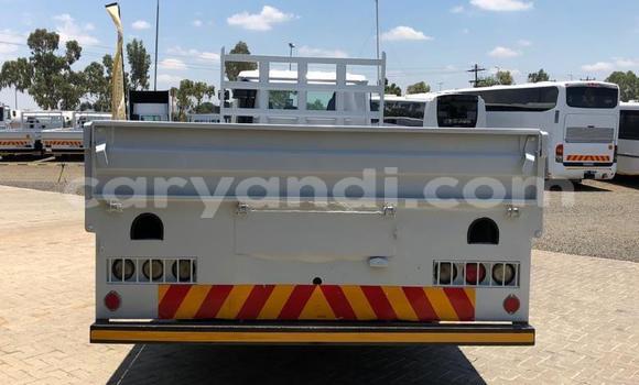 Acheter Occasion Utilitaire Nissan UD Blanc à Livingstone, Zambie Acheter Occasion Utilitaire Nissan UD Blanc à Livingstone, Zambie