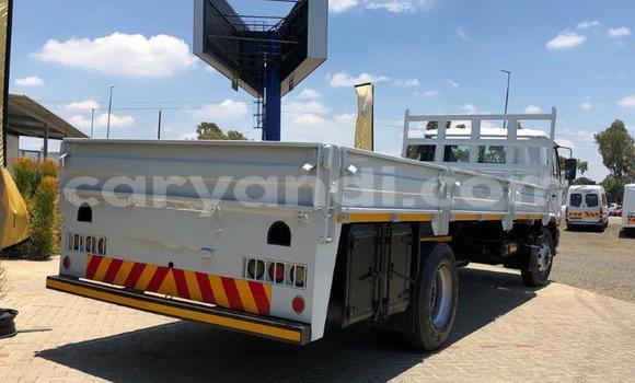 Acheter Occasion Utilitaire Nissan UD Blanc à Livingstone, Zambie Acheter Occasion Utilitaire Nissan UD Blanc à Livingstone, Zambie