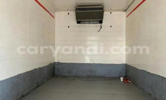 Nunua Ilio tumika Nissan UD Nyeupe Lori ndani ya Lusaka nchini Zambia Nunua Ilio tumika Nissan UD Nyeupe Lori ndani ya Lusaka nchini Zambia