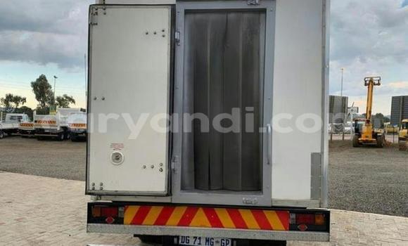 Nunua Ilio tumika Nissan UD Nyeupe Lori ndani ya Lusaka nchini Zambia Nunua Ilio tumika Nissan UD Nyeupe Lori ndani ya Lusaka nchini Zambia