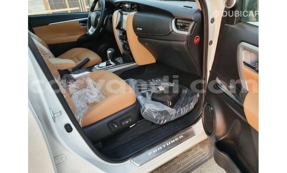 Acheter Import Voiture Toyota Fortuner Blanc à Import - Dubai, Zambie Acheter Import Voiture Toyota Fortuner Blanc à Import - Dubai, Zambie