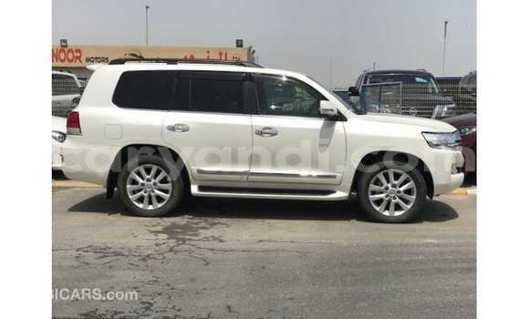Nunua Imported Toyota Land Cruiser Nyeupe Gari ndani ya Import - Dubai nchini Zambia Nunua Imported Toyota Land Cruiser Nyeupe Gari ndani ya Import - Dubai nchini Zambia