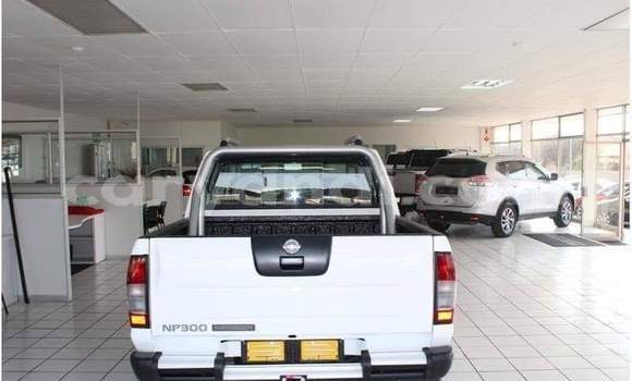 Nunua Ilio tumika Nissan NP 300 Nyeupe Gari ndani ya Lusaka nchini Zambia Nunua Ilio tumika Nissan NP 300 Nyeupe Gari ndani ya Lusaka nchini Zambia
