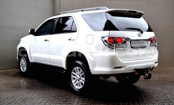 Nunua Ilio tumika Toyota Fortuner Nyeupe Gari ndani ya Livingstone nchini Zambia Nunua Ilio tumika Toyota Fortuner Nyeupe Gari ndani ya Livingstone nchini Zambia
