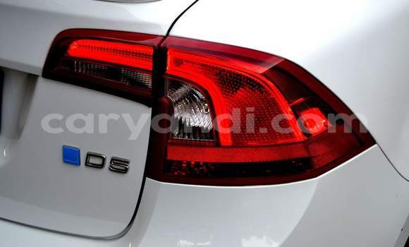 Acheter Occasion Voiture Volvo S60 Blanc à Livingstone, Zambie Acheter Occasion Voiture Volvo S60 Blanc à Livingstone, Zambie