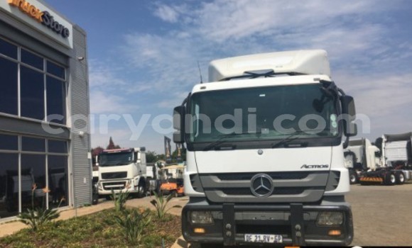 Acheter Occasion Utilitaire Mercedes–Benz 1824 Blanc à Chipata, Zambie Acheter Occasion Utilitaire Mercedes–Benz 1824 Blanc à Chipata, Zambie