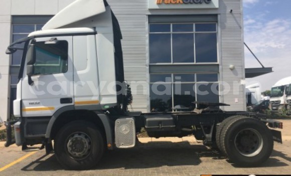 Acheter Occasion Utilitaire Mercedes–Benz 1824 Blanc à Chipata, Zambie Acheter Occasion Utilitaire Mercedes–Benz 1824 Blanc à Chipata, Zambie