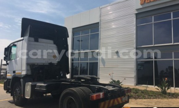 Acheter Occasion Utilitaire Mercedes–Benz 1824 Blanc à Chipata, Zambie Acheter Occasion Utilitaire Mercedes–Benz 1824 Blanc à Chipata, Zambie