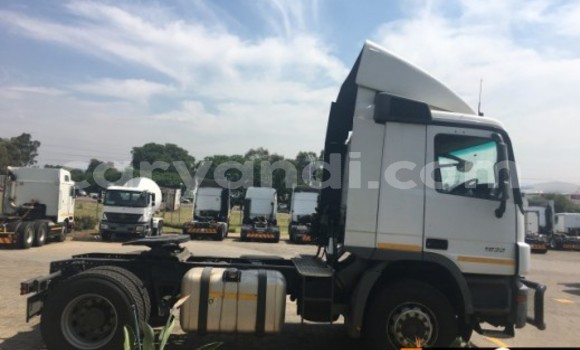 Acheter Occasion Utilitaire Mercedes–Benz 1824 Blanc à Chipata, Zambie Acheter Occasion Utilitaire Mercedes–Benz 1824 Blanc à Chipata, Zambie