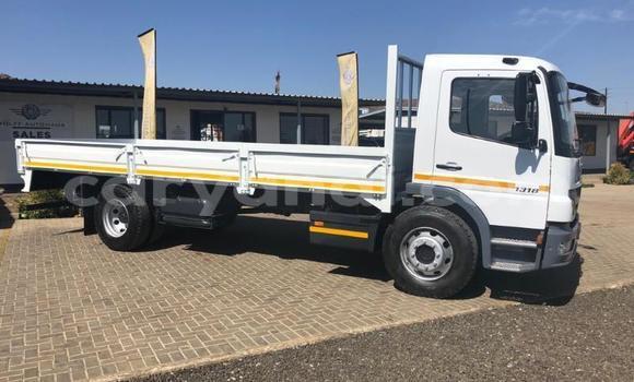 Acheter Occasion Utilitaire Mercedes–Benz 1317 Blanc à Lusaka, Zambie Acheter Occasion Utilitaire Mercedes–Benz 1317 Blanc à Lusaka, Zambie