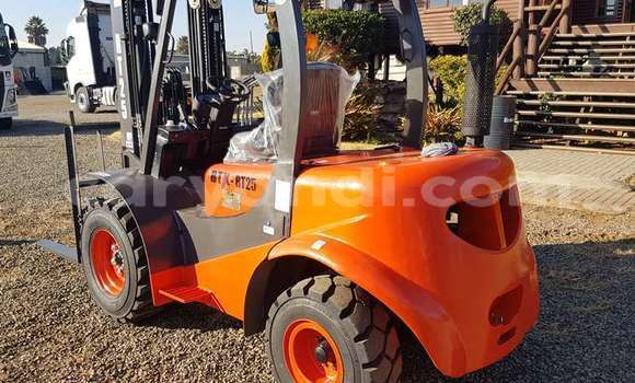 Nunua Ilio tumika Caterpillar 120 Nyingine Lori ndani ya Lusaka nchini Zambia Nunua Ilio tumika Caterpillar 120 Nyingine Lori ndani ya Lusaka nchini Zambia