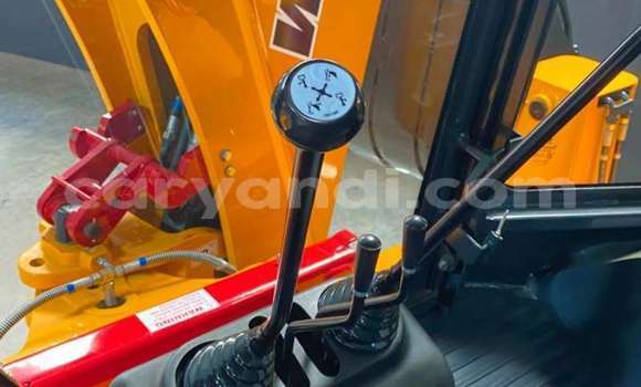 Tenga Tsaru Caterpillar 120 Zvimwe Rori in Livingstone in Zambia Tenga Tsaru Caterpillar 120 Zvimwe Rori in Livingstone in Zambia