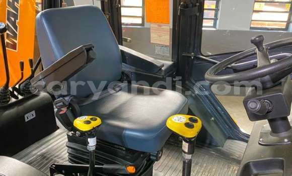 Tenga Tsaru Caterpillar 120 Zvimwe Rori in Livingstone in Zambia Tenga Tsaru Caterpillar 120 Zvimwe Rori in Livingstone in Zambia