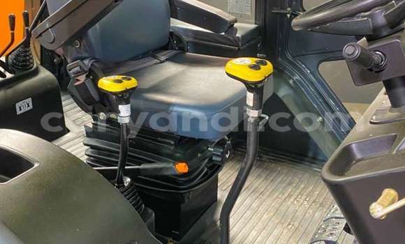 Tenga Tsaru Caterpillar 120 Zvimwe Rori in Livingstone in Zambia Tenga Tsaru Caterpillar 120 Zvimwe Rori in Livingstone in Zambia