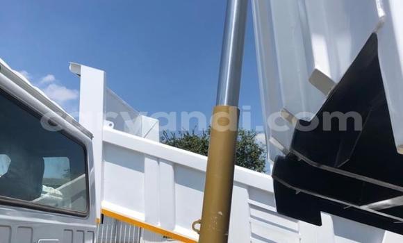 Acheter Occasion Utilitaire Nissan UD Blanc à Chingola, Zambie Acheter Occasion Utilitaire Nissan UD Blanc à Chingola, Zambie