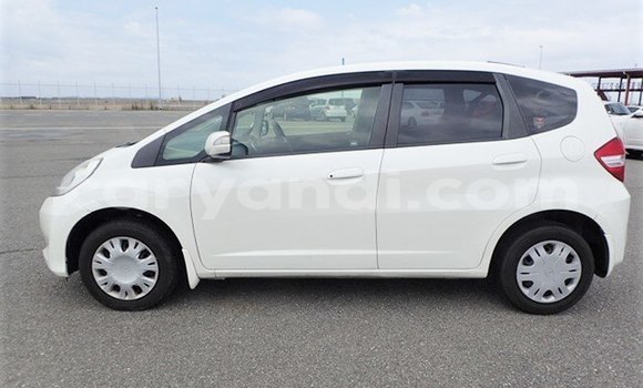 Acheter Occasion Voiture Honda FIT Blanc à Livingstone, Zambie Acheter Occasion Voiture Honda FIT Blanc à Livingstone, Zambie