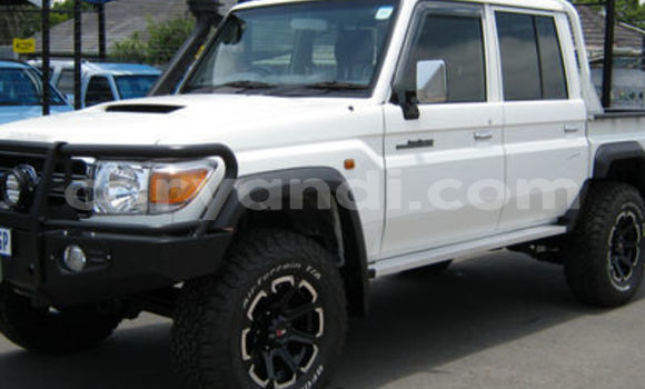 Acheter Occasion Voiture Toyota Land Cruiser Blanc à Lusaka, Zambie Acheter Occasion Voiture Toyota Land Cruiser Blanc à Lusaka, Zambie