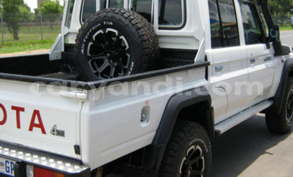Acheter Occasion Voiture Toyota Land Cruiser Blanc à Lusaka, Zambie Acheter Occasion Voiture Toyota Land Cruiser Blanc à Lusaka, Zambie