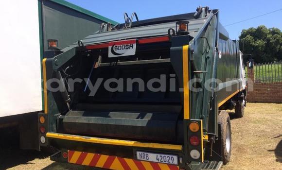 Acheter Occasion Utilitaire Nissan UD Blanc à Livingstone, Zambie Acheter Occasion Utilitaire Nissan UD Blanc à Livingstone, Zambie