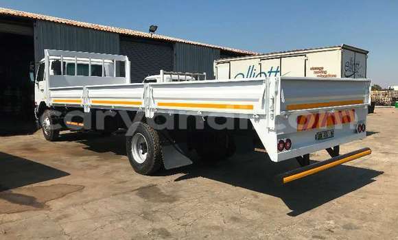 Acheter Occasion Utilitaire Nissan UD Blanc à Lusaka, Zambie Acheter Occasion Utilitaire Nissan UD Blanc à Lusaka, Zambie