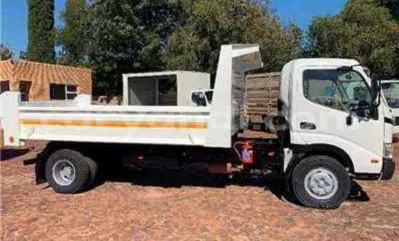Acheter Occasion Utilitaire Toyota Dyna Blanc à Livingstone, Zambie Acheter Occasion Utilitaire Toyota Dyna Blanc à Livingstone, Zambie