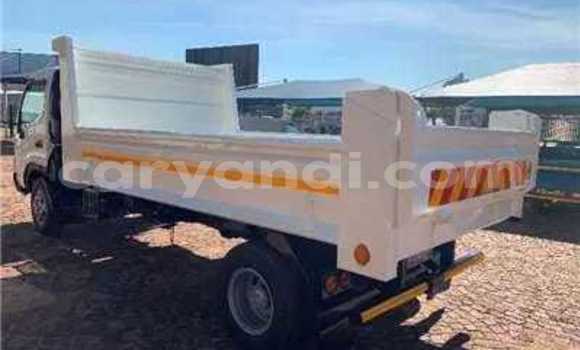 Acheter Occasion Utilitaire Toyota Dyna Blanc à Livingstone, Zambie Acheter Occasion Utilitaire Toyota Dyna Blanc à Livingstone, Zambie