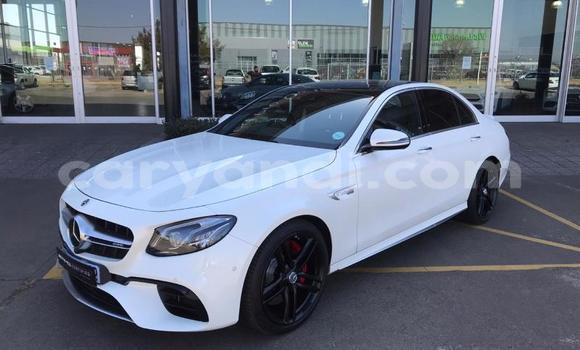 Tenga Tsaru Mercedes‒Benz E-klasse AMG Chena Mota in Lusaka in Zambia