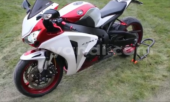 Acheter Occasion Moto Honda CBR 1000 RR Blanc à Chipata, Zambie Acheter Occasion Moto Honda CBR 1000 RR Blanc à Chipata, Zambie