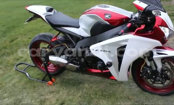 Acheter Occasion Moto Honda CBR 1000 RR Blanc à Chipata, Zambie Acheter Occasion Moto Honda CBR 1000 RR Blanc à Chipata, Zambie