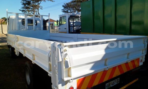 Acheter Occasion Utilitaire Mitsubishi Fuso Blanc à Livingstone, Zambie Acheter Occasion Utilitaire Mitsubishi Fuso Blanc à Livingstone, Zambie