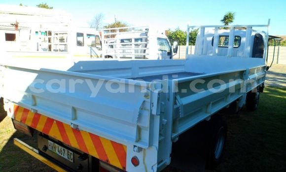 Acheter Occasion Utilitaire Mitsubishi Fuso Blanc à Livingstone, Zambie Acheter Occasion Utilitaire Mitsubishi Fuso Blanc à Livingstone, Zambie
