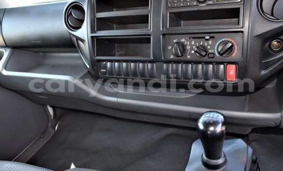 Nunua Ilio tumika Hino 300 Series Nyeupe Lori ndani ya Kitwe nchini Zambia Nunua Ilio tumika Hino 300 Series Nyeupe Lori ndani ya Kitwe nchini Zambia