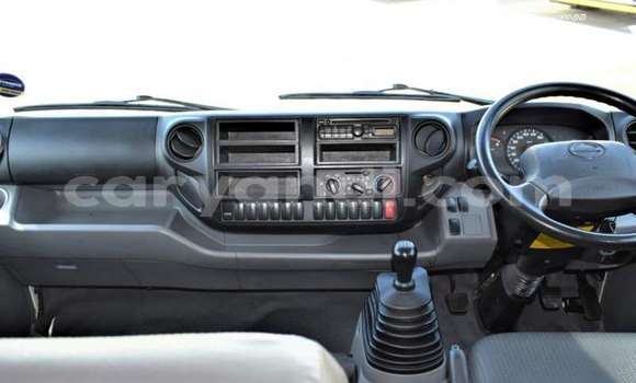 Nunua Ilio tumika Hino 300 Series Nyeupe Lori ndani ya Kitwe nchini Zambia Nunua Ilio tumika Hino 300 Series Nyeupe Lori ndani ya Kitwe nchini Zambia