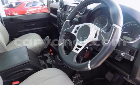 Acheter Occasion Voiture Land Rover Defender Blanc à Livingstone, Zambie Acheter Occasion Voiture Land Rover Defender Blanc à Livingstone, Zambie