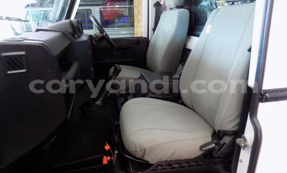 Acheter Occasion Voiture Land Rover Defender Blanc à Livingstone, Zambie Acheter Occasion Voiture Land Rover Defender Blanc à Livingstone, Zambie