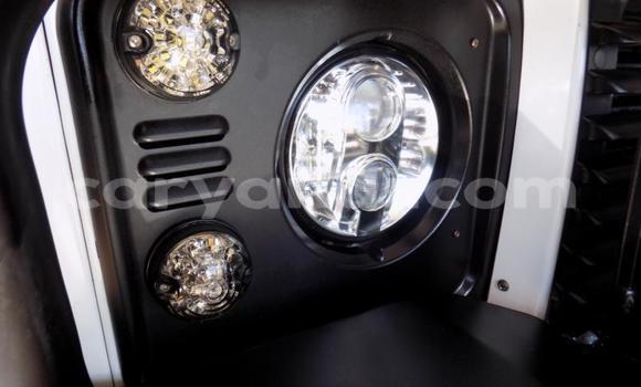 Acheter Occasion Voiture Land Rover Defender Blanc à Livingstone, Zambie Acheter Occasion Voiture Land Rover Defender Blanc à Livingstone, Zambie