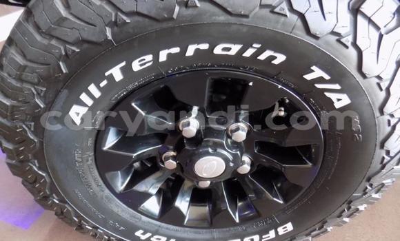 Acheter Occasion Voiture Land Rover Defender Blanc à Livingstone, Zambie Acheter Occasion Voiture Land Rover Defender Blanc à Livingstone, Zambie