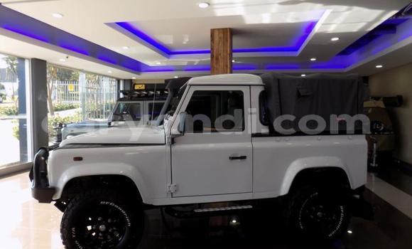 Acheter Occasion Voiture Land Rover Defender Blanc à Livingstone, Zambie Acheter Occasion Voiture Land Rover Defender Blanc à Livingstone, Zambie