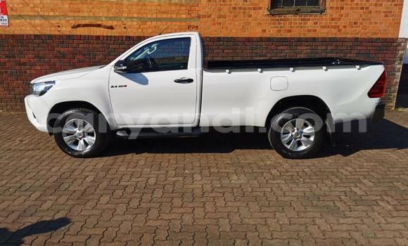 Nunua Ilio tumika Toyota Hilux Nyekundu Gari ndani ya Ndola nchini Zambia Nunua Ilio tumika Toyota Hilux Nyekundu Gari ndani ya Ndola nchini Zambia