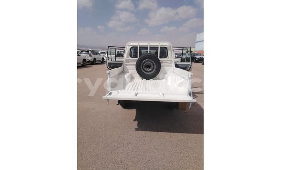 Tenga Imported Toyota Land Cruiser Chena Mota in Import - Dubai in Zambia Tenga Imported Toyota Land Cruiser Chena Mota in Import - Dubai in Zambia