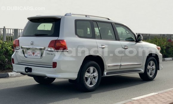 Acheter Import Voiture Toyota Land Cruiser Blanc à Import - Dubai, Zambie Acheter Import Voiture Toyota Land Cruiser Blanc à Import - Dubai, Zambie