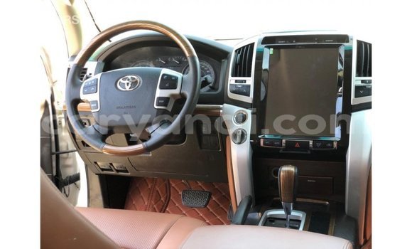 Nunua Imported Toyota Land Cruiser Nyeupe Gari ndani ya Import - Dubai nchini Zambia Nunua Imported Toyota Land Cruiser Nyeupe Gari ndani ya Import - Dubai nchini Zambia