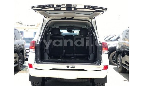 Nunua Imported Toyota Land Cruiser Nyeupe Gari ndani ya Import - Dubai nchini Zambia Nunua Imported Toyota Land Cruiser Nyeupe Gari ndani ya Import - Dubai nchini Zambia