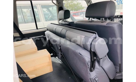 Nunua Imported Toyota Land Cruiser Nyeupe Gari ndani ya Import - Dubai nchini Zambia Nunua Imported Toyota Land Cruiser Nyeupe Gari ndani ya Import - Dubai nchini Zambia